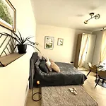 Bright And Cozy Next To Park
