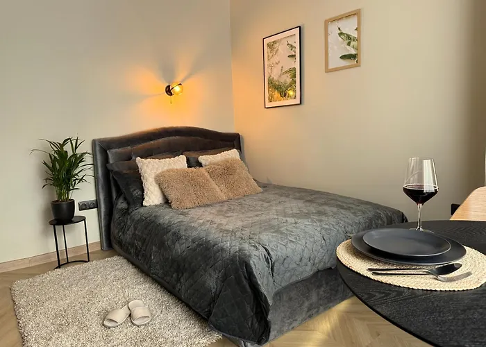 Bright And Cozy Next To Park
